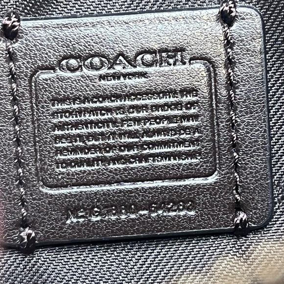 Coach Horse and Carriage corner zip wristlet with gift bag and bowđ„ - Picture 3 of 15